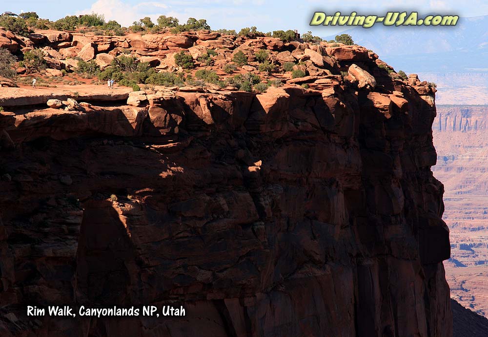 Hikers at canyon rim - Wanderer am Abgrund einer tiefen Schlucht